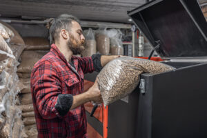 Remplissage d'une chaudière à granulés avec des pellets de bois